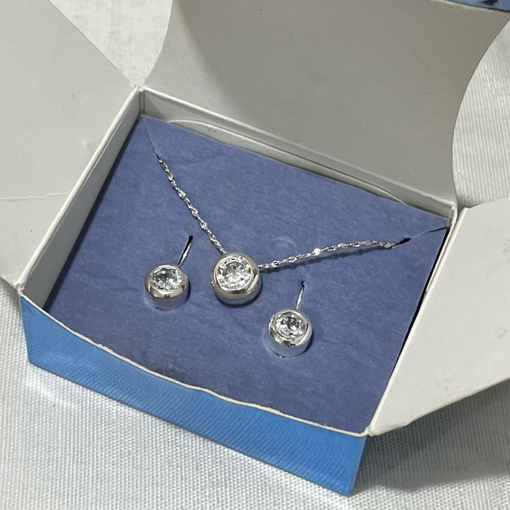 AVON EARRINGS AND NECKLACE SET - Picture 9 of 12